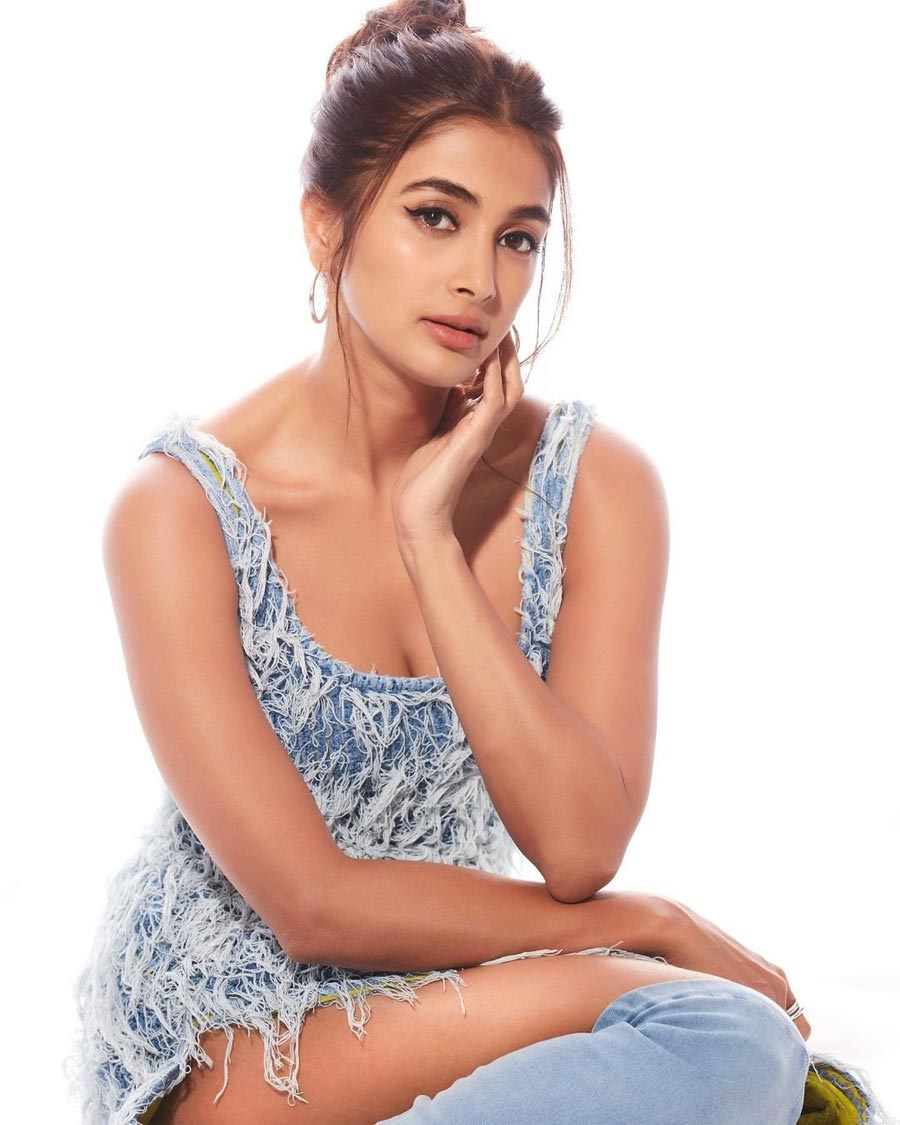 pooja hegde  ఫోటో షూస్ తో రెచ్చగొడుతున్న పూజ హెగ్డే 