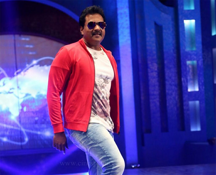 sunil,ungarala ramababu,chiranjeevi,director kranthi madhav  ఎల్లకాలం మెగాస్టార్‌నే అనుసరిస్తే ఎలా..?