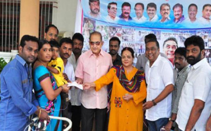 krishna,vijaya nirmala,donate,4 lakhs,manam saitham  'మనం సైతం'లో సూపర్ స్టార్ కృష్ణ దంపతులు!