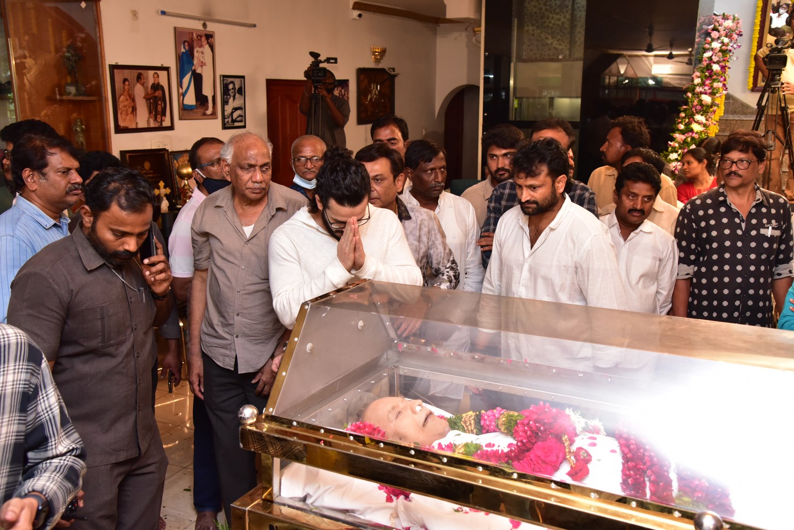 superstar krishna,superstar krishna funeral update  నానక్ రామ్ గూడలోనే కృష్ణగారి భౌతిక కాయం 