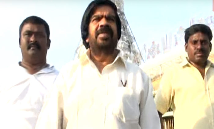 t rajendar,tirupati,praying,simbu,marrigae,nayanthara,hansika,sarasudu  నా కొడుక్కి మంచి అమ్మాయ్ కావాలి: హీరో తండ్రి! 