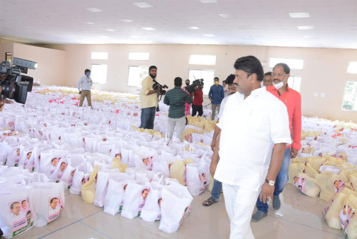 talasani srinivas yadav,donates,daily essentials,tollywood,cine workers  సినీకార్మికుల‌కు తలసాని సాయం!