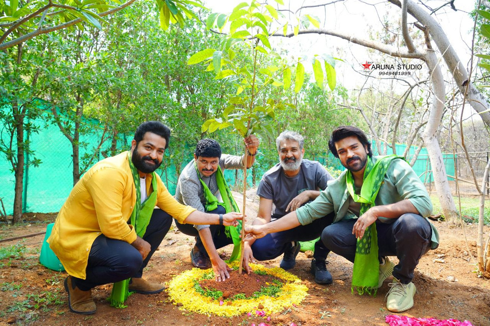 rrr movie,rrr team participated,green india challenge,rajamouli,ram charan,ntr  గ్రీన్ ఇండియా ఛాలెంజ్ లో RRR టీం 