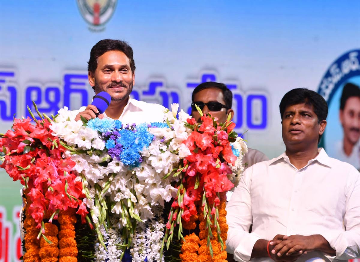 cm jagan  ఆ ముఠా ఎవరో చెప్పి పుణ్యం కట్టుకో జగన్..!