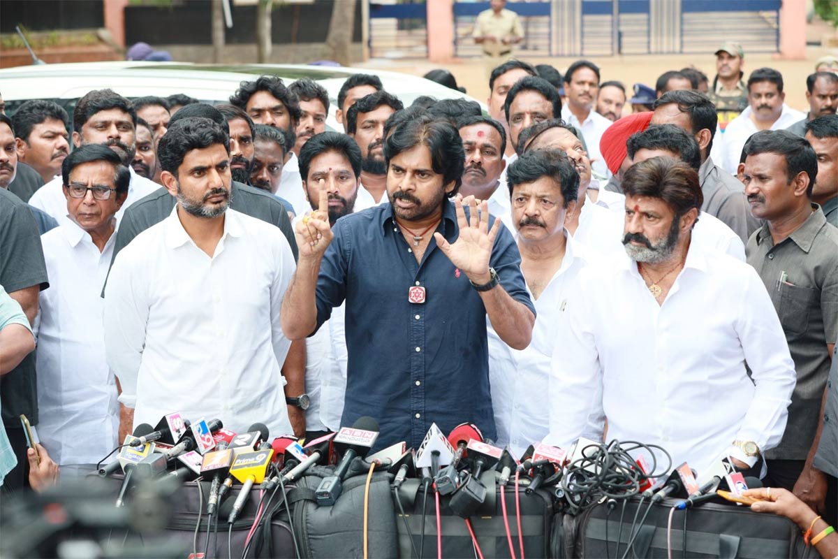 pawan  స్కిల్ కుంభకోణం డైవర్ట్ చేయడమే లక్ష్యం 