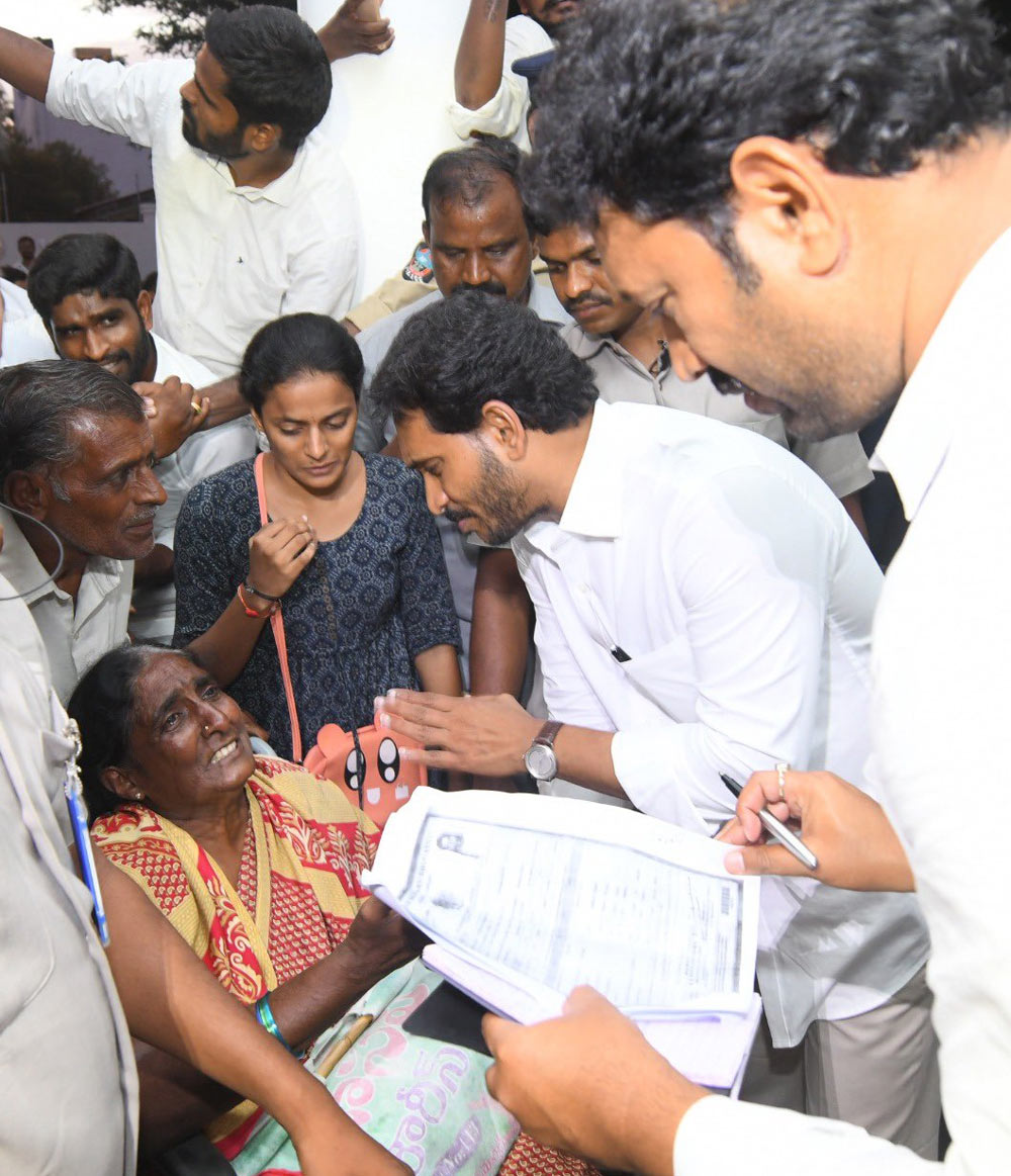 jagan  అప్పుడు చెయ్యాల్సింది ఇప్పుడు చేస్తున్న జగన్ 