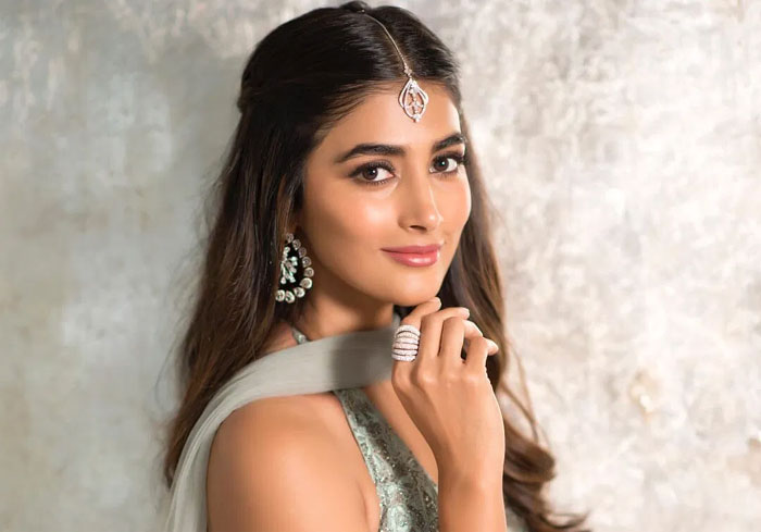 pooja hegde,raashi khanna,rashmika,busy,heroines,tollywood  ప్రస్తుతం టాలీవుడ్‌లో ఈ ముగ్గురిదే హవా!!