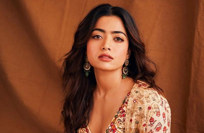 rashmika mandanna,kannada cine industry,hate message,rashmika emotional,heroine  రష్మిక బాధపడటానికి కారణమిదేనా?