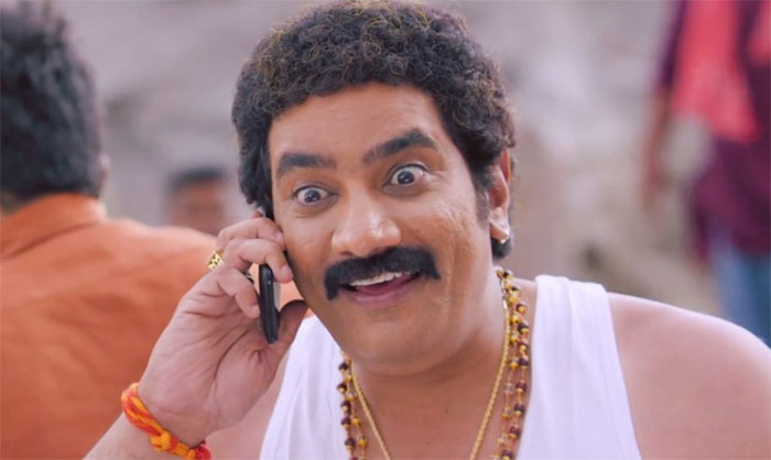 rao ramesh,trivikram srinivas,allu arjun,mahesh babu,sarileru neekevvaru  మహేష్ సినిమాలో ఆఫర్.. బన్నీకి బై బై!