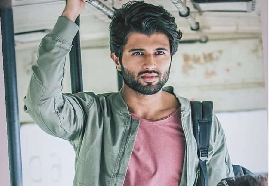 vijay devarakonda,mythri movie makers,world famous lover  రెండే రెండు దెబ్బలు..పది కోట్లు గల్లంతు...