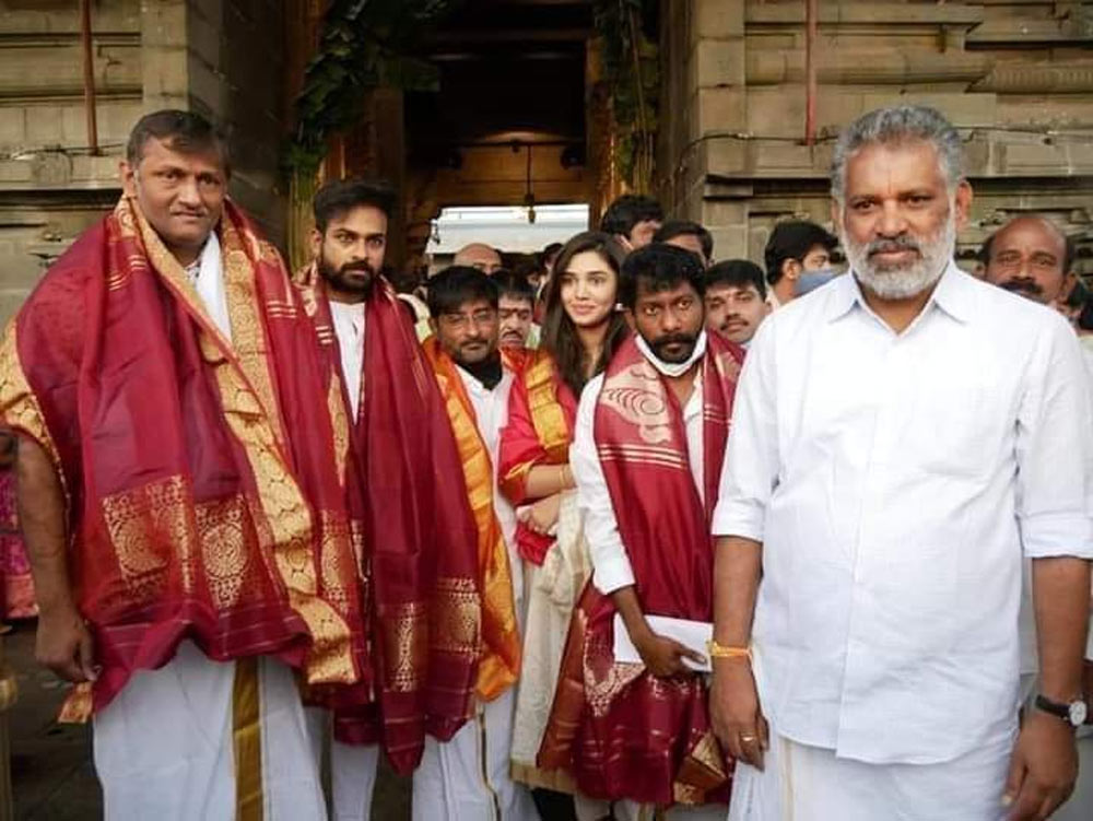 uppena team,uppena team at tirupathi,vaishnav tej,krithi shetty,buchi babu,mythri movie makers  కాలినడకన మెట్లెక్కి శ్రీవారిని దర్శించుకున్నారు