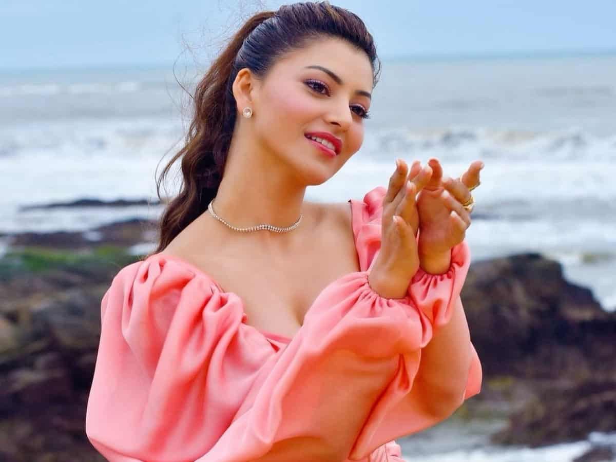 urvasi rautela,pawan kalyan  మొన్న ఖుషి-నిన్న బద్రి ఏమిటి సంగతి ఊర్వశి 