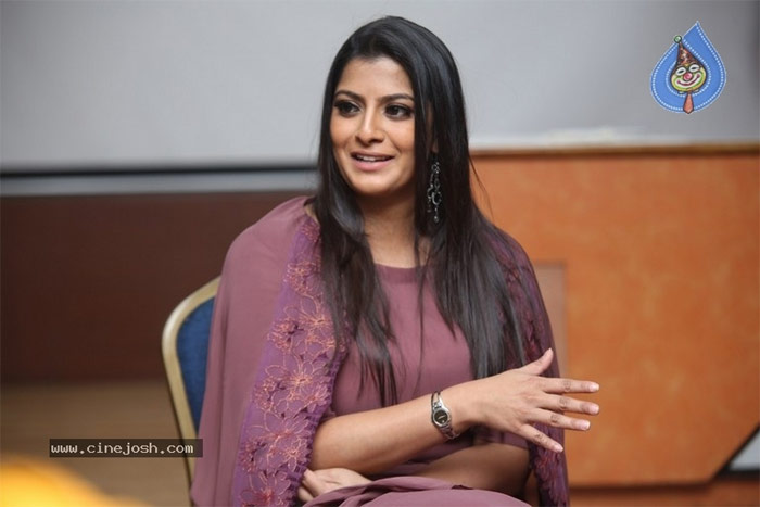 varalakshmi sarath kumar,sarkar,pandem kodi 2,different roles,actress,varu,interview  అలాంటివి నాకు సంతృప్తిని ఇవ్వవు: వరలక్ష్మి