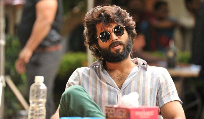 vijay devarakonda,pawan kalyan,arjun reddy,rgv  ఓయ్..అర్జున్ రెడ్డి, పవన్ లా ఫీలై పోకు!!