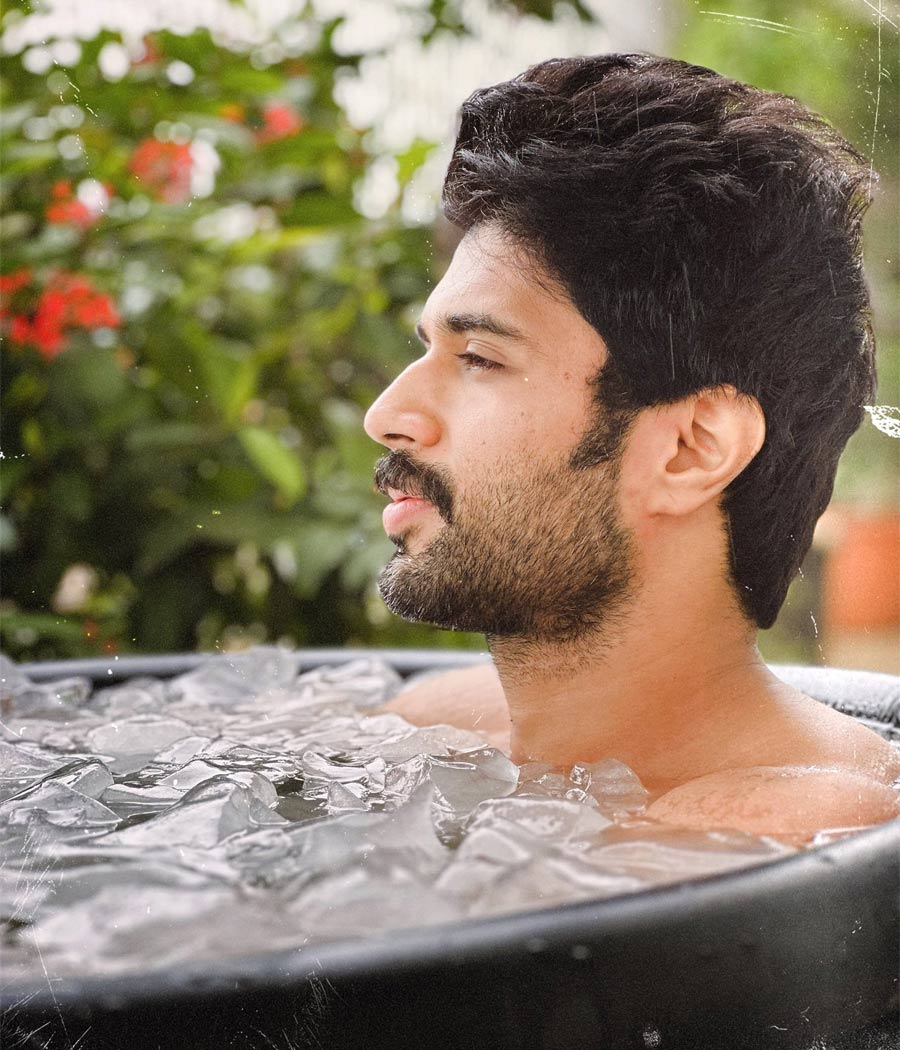 vijay deverakonda  ఐస్ టబ్ లో విజయ్ దేవరకొండ 