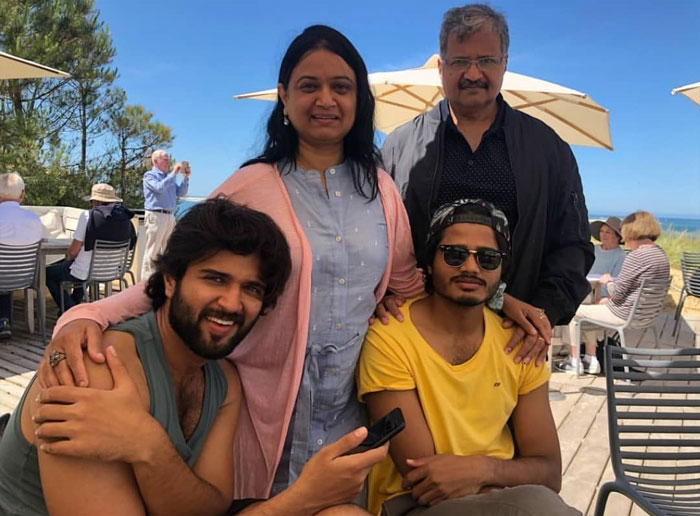 vijay devarakonda,summer,vacation,family  రౌడీ హీరో కూడా అలిసిపోయాడు!