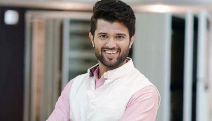 vijay deverakonda,ram charan,bollywood  చరణ్ ను చూసి జాగ్రత్తపడుతున్న విజయ్ 