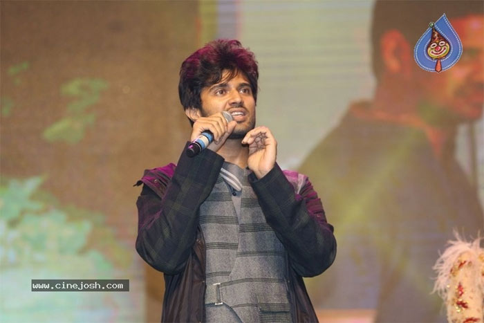 vijay deverakonda,taxiwala,pre release,event  డోర్ వేసి 20 నిమిషాలు మాట్లాడారు: విజయ్!