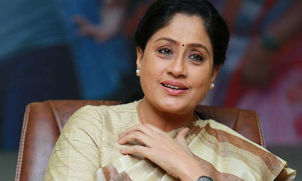 vijayashanthi   మళ్ళీ గులాబీ గూటికి రాములమ్మ!!