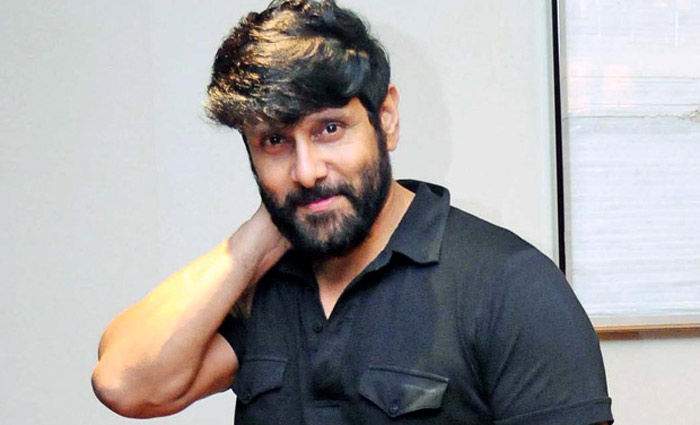 chiyan vikram,director gautham menone,dhruvanakshatram movie,prudhvi raj  పాత్రలు మారిన... ఇంట్రస్టింగ్‌గా ఉంది..!