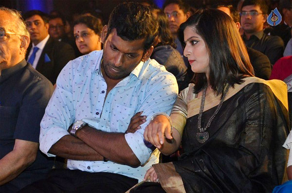 vishal,varalakshmi sarath kumar,love pair  పిక్ టాక్: విడిపోయి కలిసిన ప్రేమ జంట..!