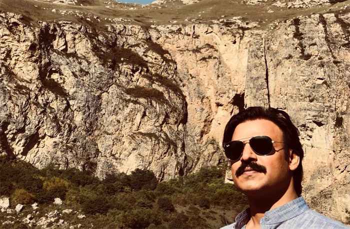 vivek oberoi,ram charan,boyapati srinu,shooting spot  రామ్ చరణ్ సినిమా గురించి విలన్ చెబితే...! 