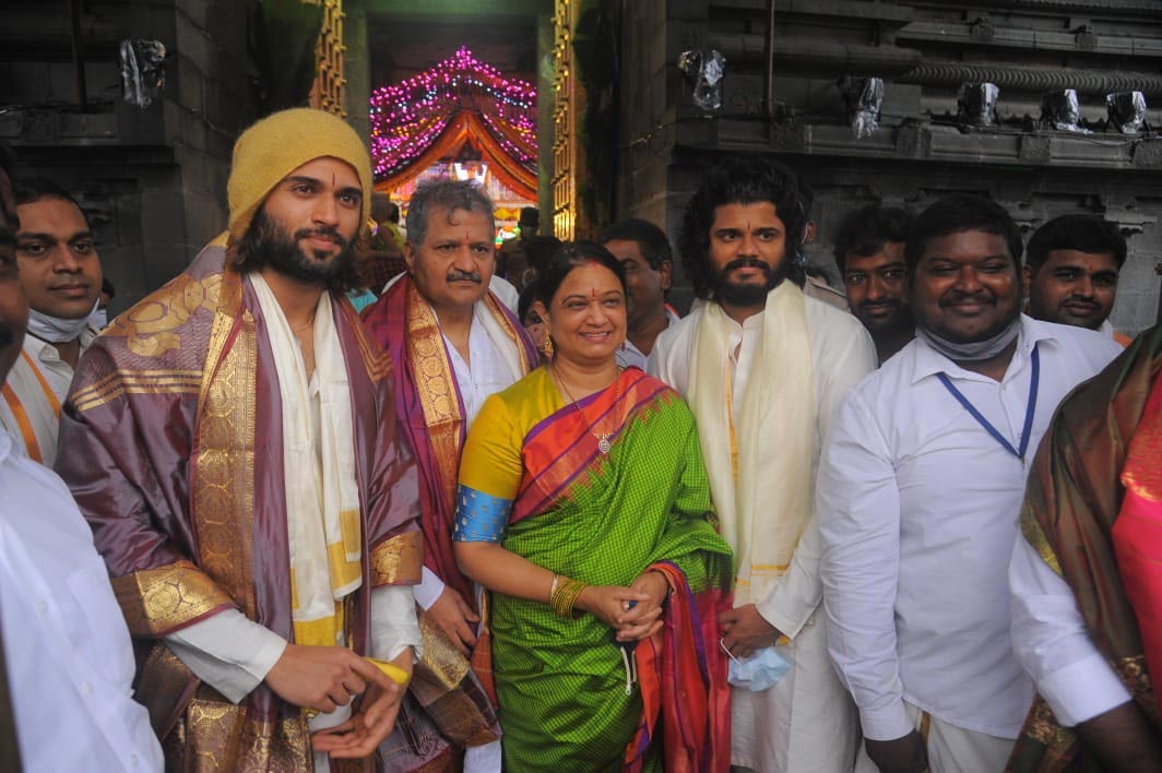 vijay deverakonda,vijay deverakonda family,travels in private jet,tirumala tirupati  రౌడీ హీరో గారి ప్రవేట్ జెట్ కహాని 