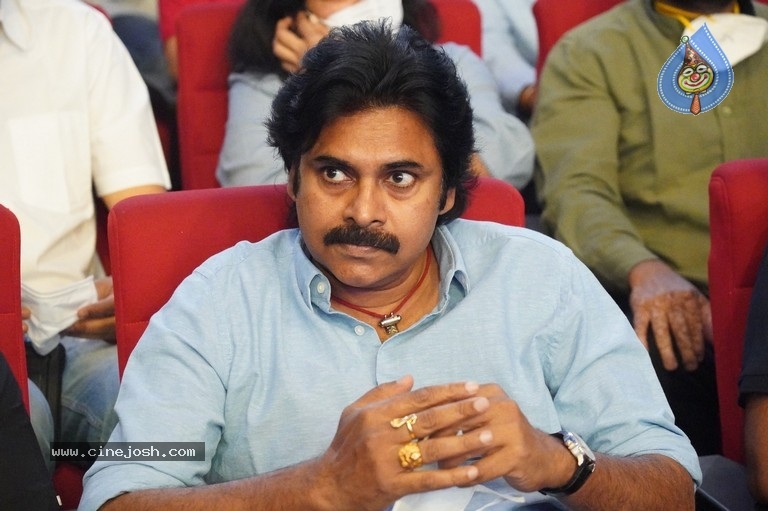 pawan kalyan,vakeel saab pre release event,pawan klayan vakeel saab movie,vakeel saab biggest update,dil raju,sri venkateswara creations,vakeel saab music fest,vakeel saab trailer,vakeel saab pre release event,vakeel saab review  పవన్ ఏం చేసినా అదో సెన్సేషన్