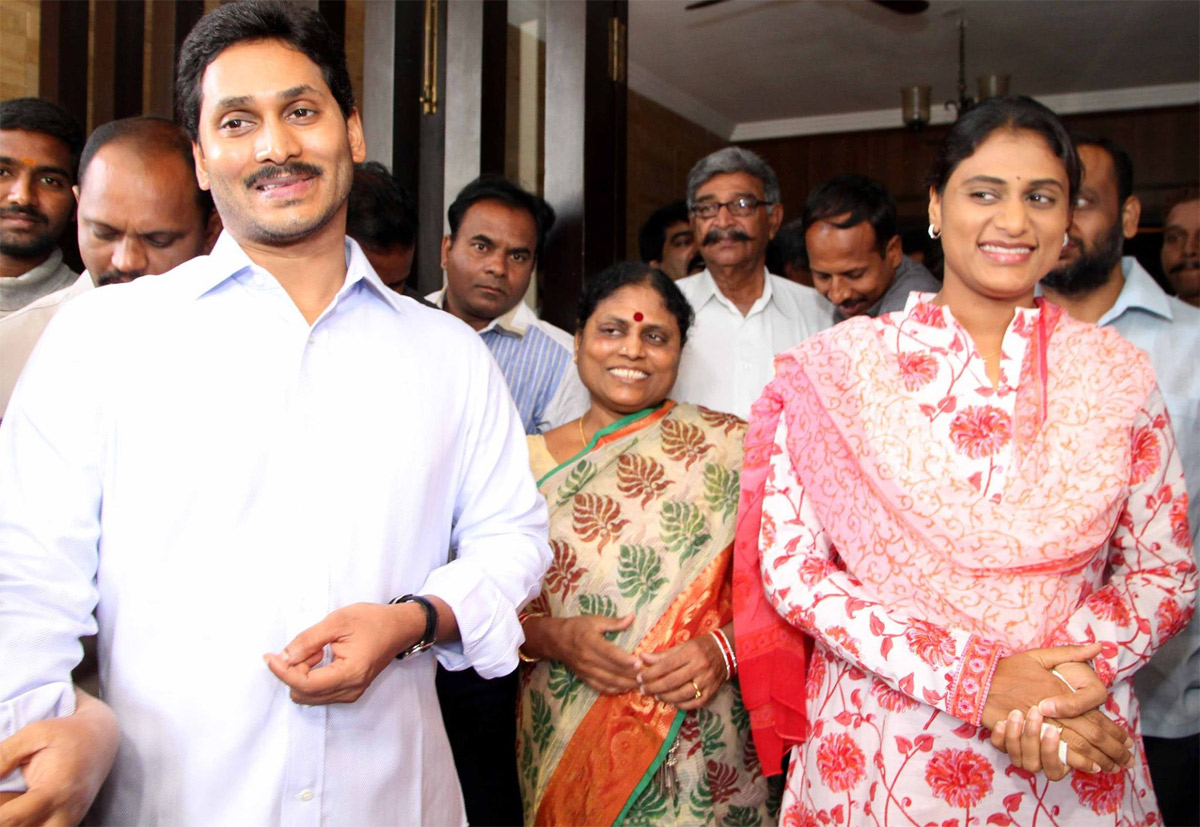 ysrcp jagan sharmila  జగన్ జైలుకెళ్తే.. నంబర్-2 ఎవరు?