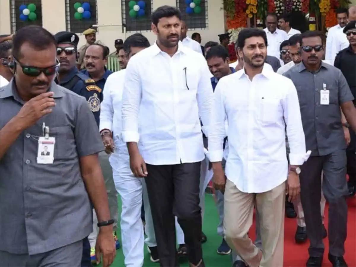 ysrcp  అవినాష్ నుంచే వైసీపీ ప్రక్షాళన మొదలు!