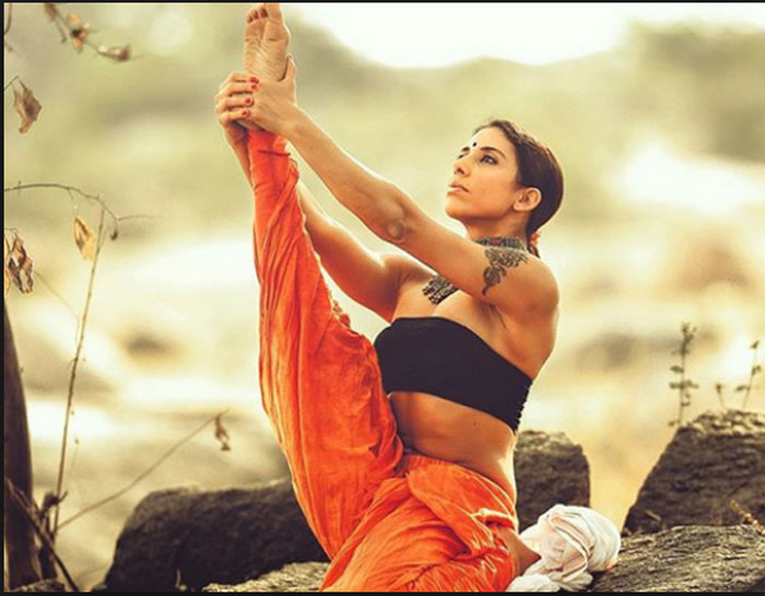 deepika mehta,yoga trainer,famous celebrities,social media  ఔరా.. యోగాసనాలతో అదరగొడుతోంది!