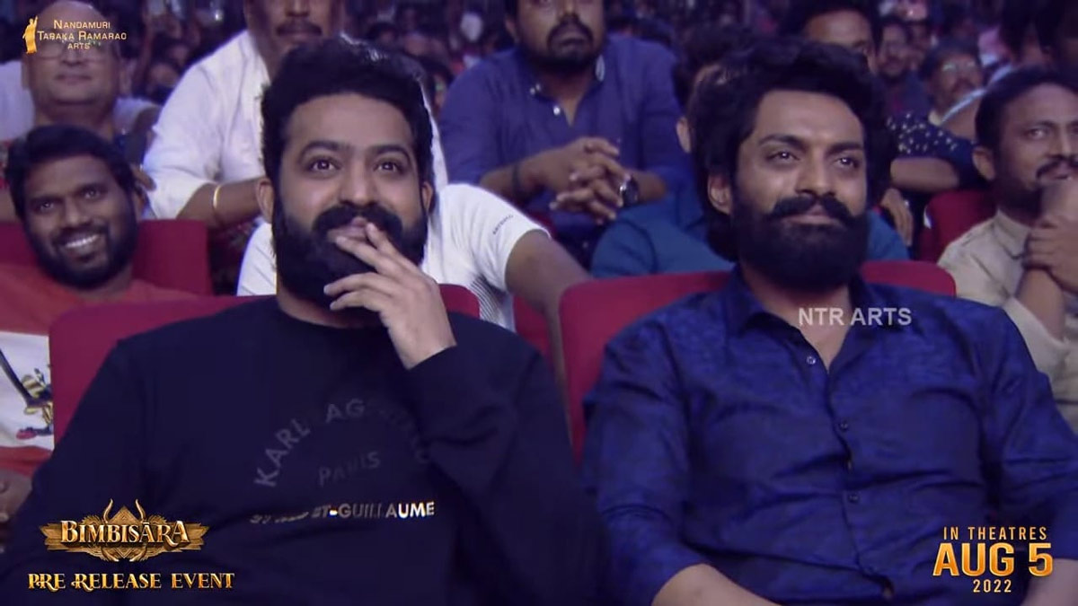 young tiger ntr,bimbisara,young tiger ntr,bimbisara pre release event,kalyan ram,ntr  కళ్యాణ్ అన్నా కలర్ ఎగరేయ్ 