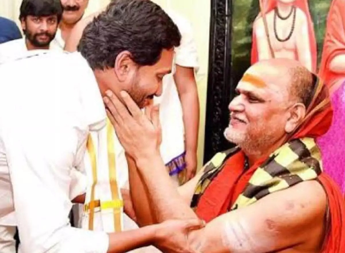 swarupanandendra swamy  ఏపీ నుండి జగన్ గురువు కూడా జంప్!