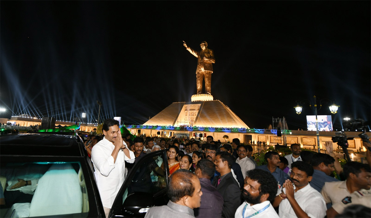 ambedkar statue politics  అంబేడ్కర్ విగ్రహం దాచేస్తుందా జగన్?